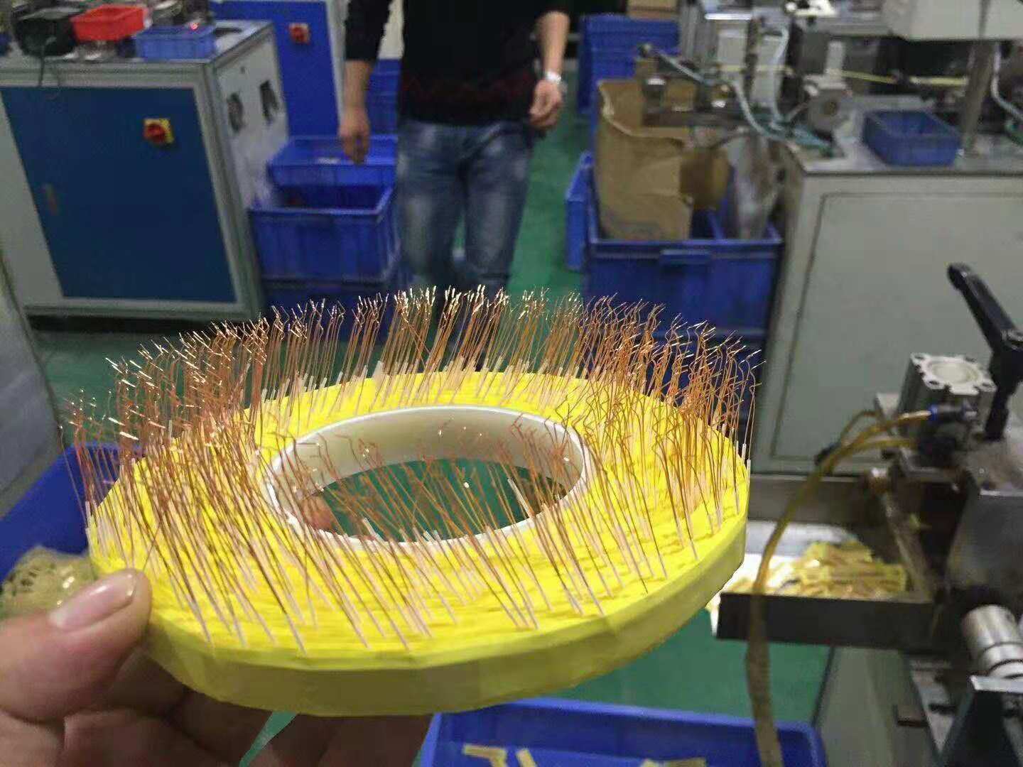 代理銅箔背膠、銅箔焊引線、銅箔穿套管、銅箔貼焊點(diǎn)、銅箔焊線、銅箔裁切等代加工工序